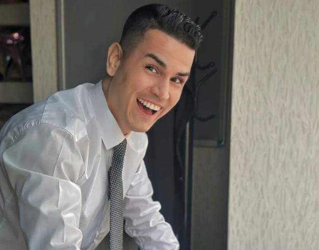 شبيه رونالدو التركي يشعل أجواء ملعب النصر بالسعودية.. الجماهير هرعت نحوه لالتقاط الصور معه (فيديو)