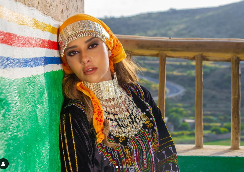 تتر مسلسل بين القصور تغني تتر مسلسل بين القصور | إنستغرام