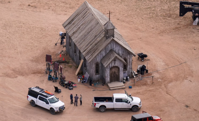 بتهمة القتل غير العمد.. مسؤولة الأسلحة في فيلم “RAST” تواجه عقوبة السجن ومحاميها يعلق بأنها كبش فداء 