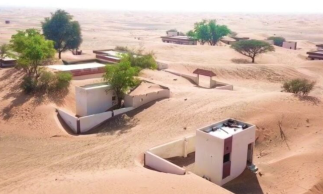 غطتها الرمال بعد هجرة سكانها.. قصة قرية وادي المُر المدفونة في سلطنة عمان 