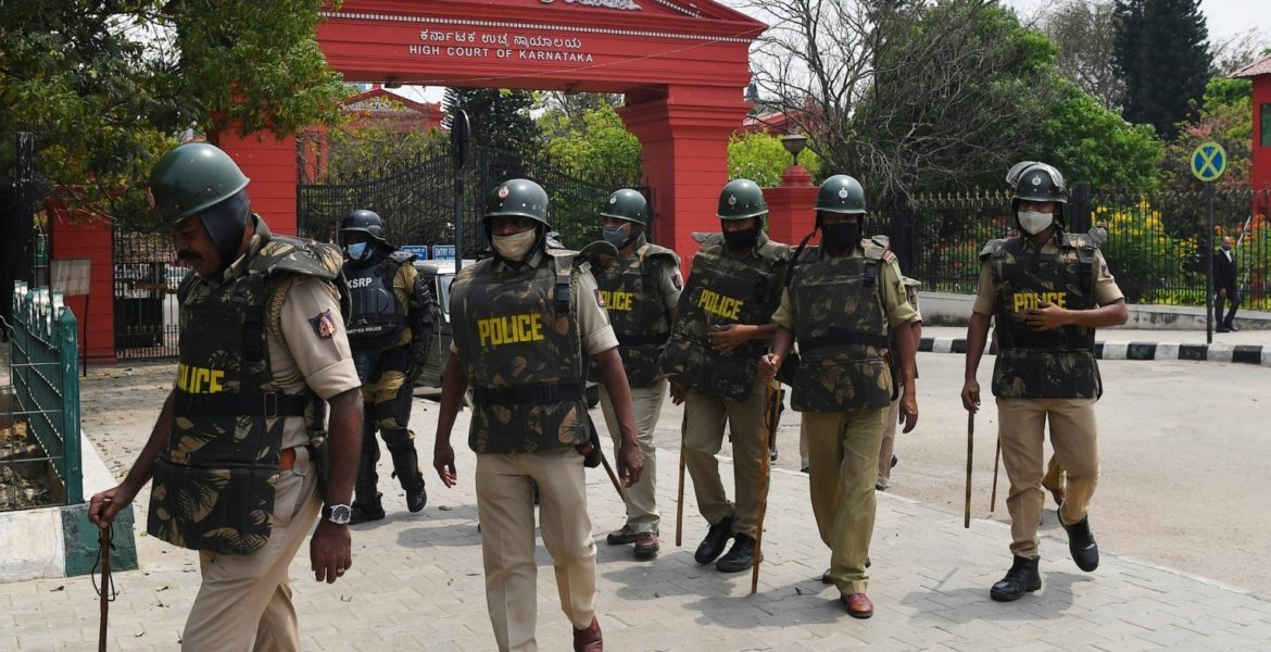 إجبار رجل على السير فوق الجمر