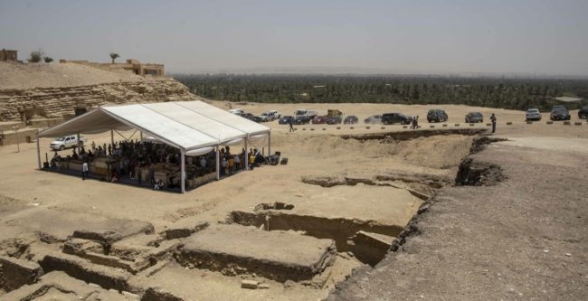 العثور على الجزء العلوي من تمثال ضخم لـ”رمسيس الثاني”.. ارتفاعه يبلغ 3.80 متر ومصنوع من الحجر الجيري