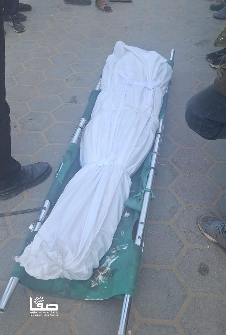 انتشال جثمان الشهيد هيثم النباهين أحد خبراء التكنولوجيا بغزة والذي استشهد برصاص طائرة كواد كابتر/صفا