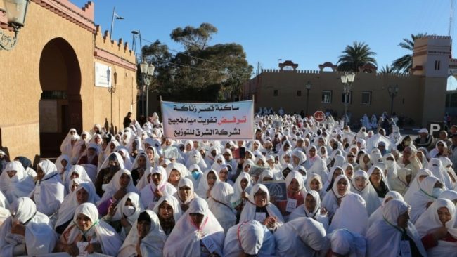 يرفضن إسناد توزيع ماء المنطقة لشركة خاصة.. القصة الكاملة لاحتجاج تقوده نساء مدينة فكيك المغربية