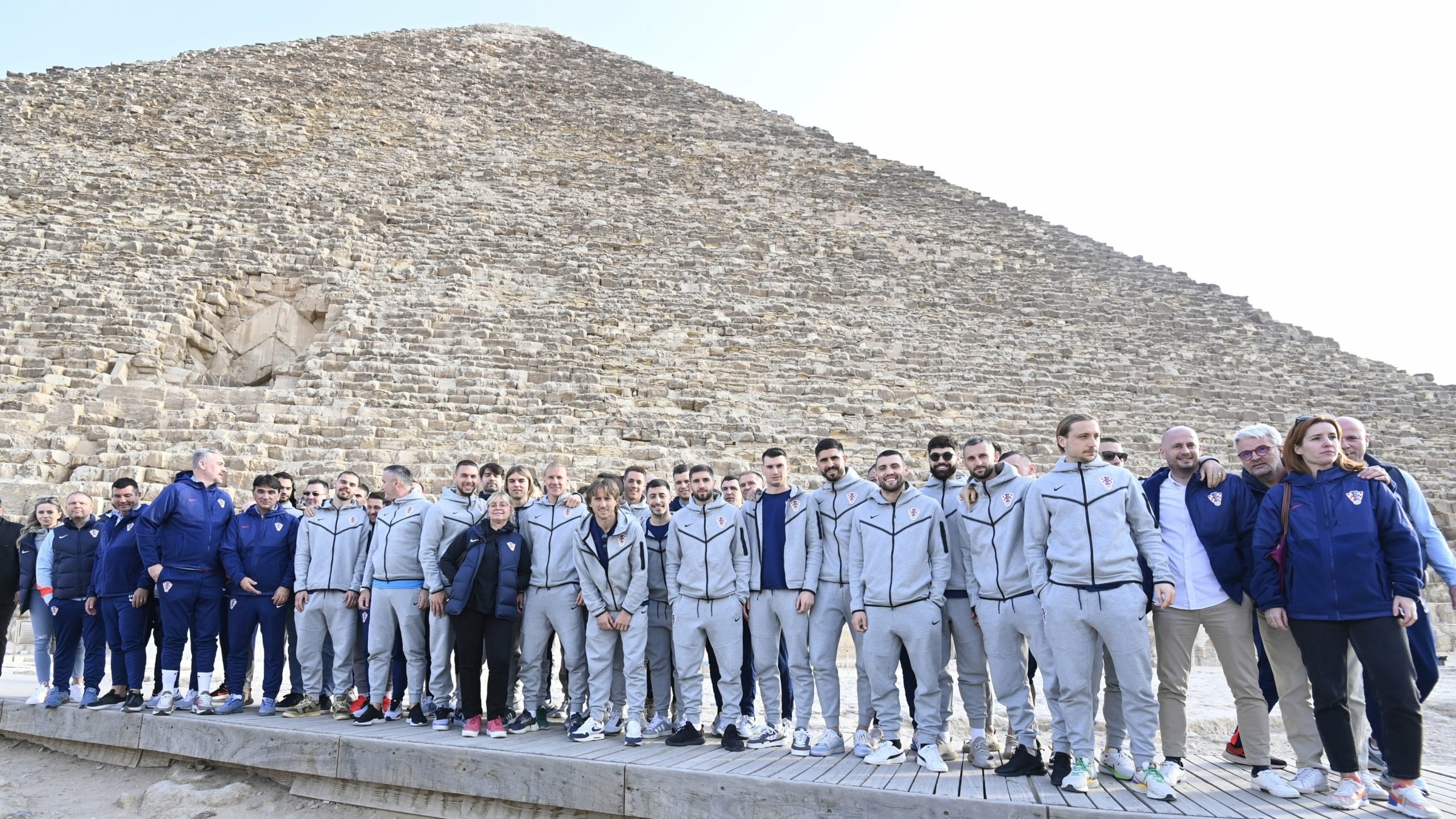 نجوم كرواتيا يزورون الأهرامات قبل مواجهة “الفراعنة”.. ومودريتش: لا أعرف الكثير عن مصر.. فقط صلاح (صور)