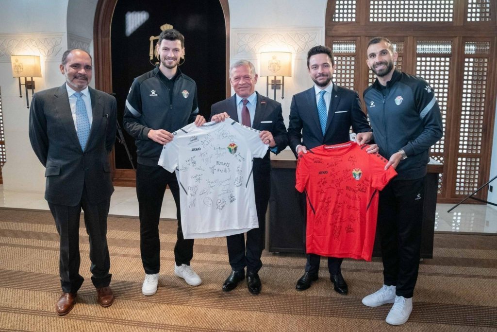 الاتحاد الأردني لكرة القدم/ ملك الأردن يمنح ميدالية اليوبيل الفضي للاعبي منتخب النشامى