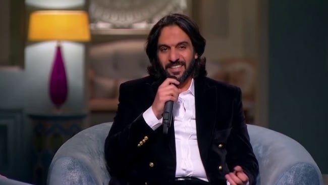 فيديو لابن بهاء سلطان يلاعبه وهو يقرأ القرآن في جنازة جده