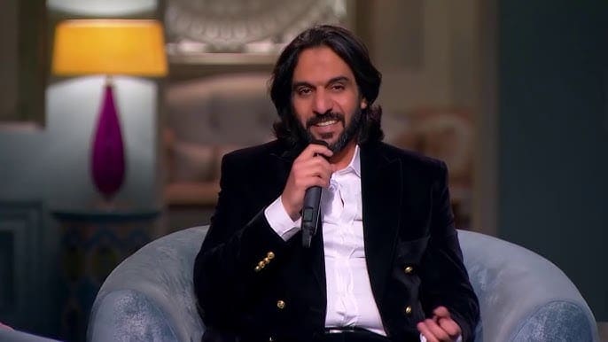 ابن بهاء سلطان يلاعبه وهو يقرأ القرآن