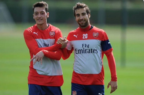 ماتيو فلاميني ومسعود اوزيل أثناء بقميص نادي أرسنال – وسائل التواصل الاجتماعي