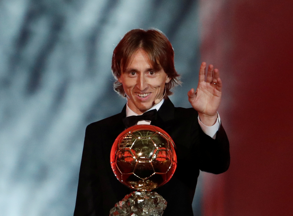 لوكا مودريتش عندما توج بجائزة أفضل لاعب في العالم