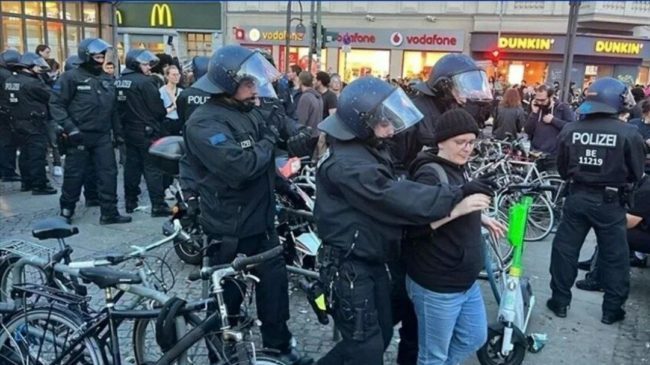 الشرطة الألمانية تقمع بوحشية مظاهرة مؤيدة لفلسطين! اعتدت على سيدة محجبة، واعتقلت عدداً من المتظاهرين (فيديو)