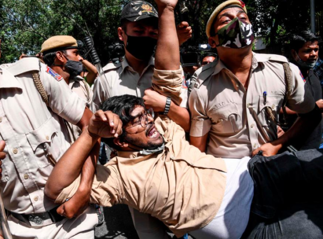 بسبب تأديتهم الصلاة يوم الجمعة.. مسلمون يتعرضون للضرب من قبل الشرطة الهندية ومقطع فيديو يوثق الحادثة