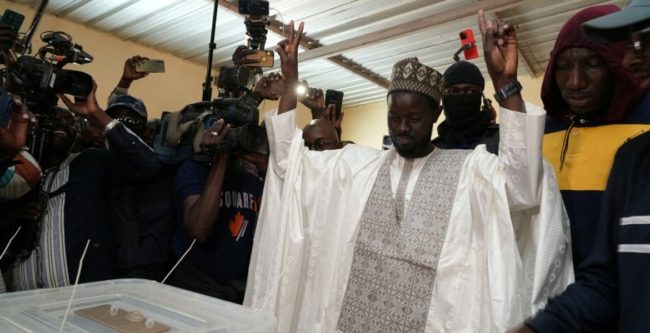 من زنزانة السجن إلى قصر الرئاسة.. هل يعيد ديوماي فاي بناء مستقبل السنغال بعيداً عن الاستعمار والفساد؟