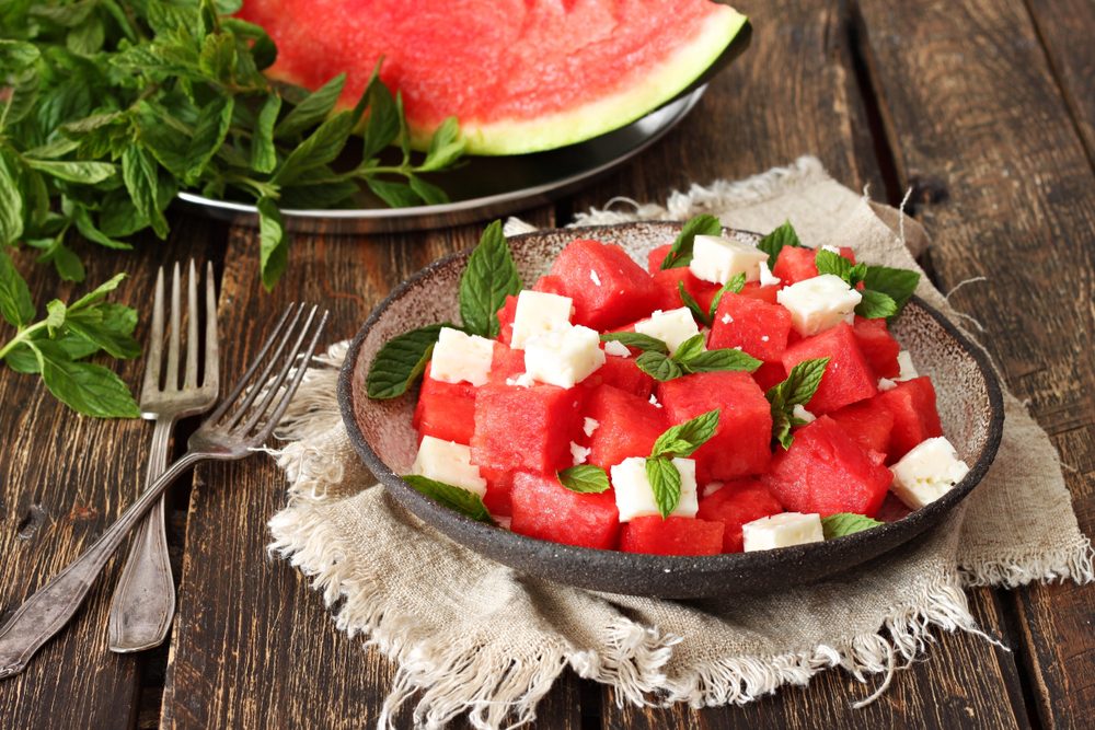 تساعد في مقاومة العطش على مائدة الإفطار والسحور.. وصفة وطريقة تحضير سلطة البطيخ وقيمتها الغذائية