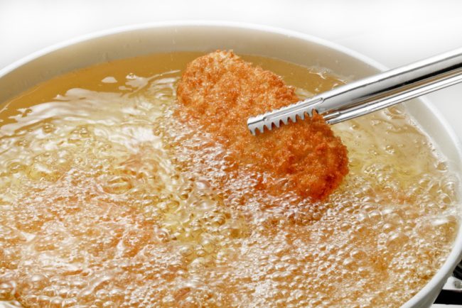 تستخدم زيت القلي لأكثر من مرة؟ احذر.. قد تتسبب في تلف الدماغ حسب آخر الدراسات 