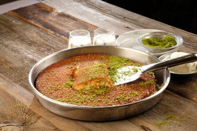 باستخدام كنافة مسمومة.. مصري يحاول قتل عائلة طليقته ومحاميها في مصر 