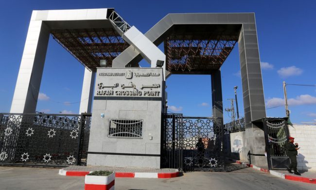 الفصائل الفلسطينية ترفض مخطط فرض “الوصاية” على معبر رفح: سيتم التعامل مع تبعاته كما نتعامل مع الاحتلال