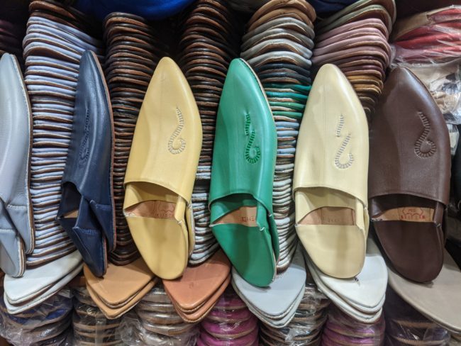 بسبب البُلغة المغربية.. دار الأزياء “بالنسياغا” تتعرض للانتقاد على منصات التواصل الاجتماعي 