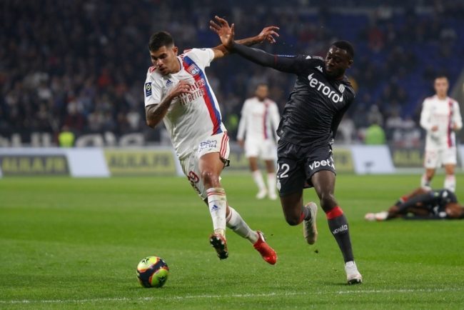 بينها فرق تلعب في “الممتاز”.. صحفي فرنسي يكشف أسماء الأندية التي تستهدف وتعاقب لاعبيها الصائمين