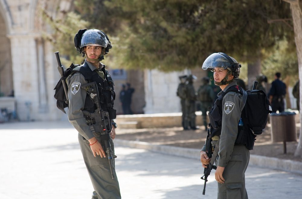تحرص قوات الاحتلال على حماية المستوطنين عند اعتدائهم على الفلسطينيين خلال الاحتفالات - shutterstock