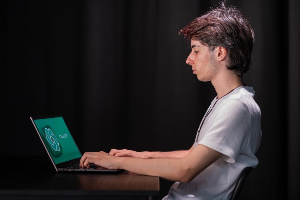 دراسة تكشف "تحيز" برامج كشف الغش بالذكاء الاصطناعي - مصدر الصورة: Shutterstock