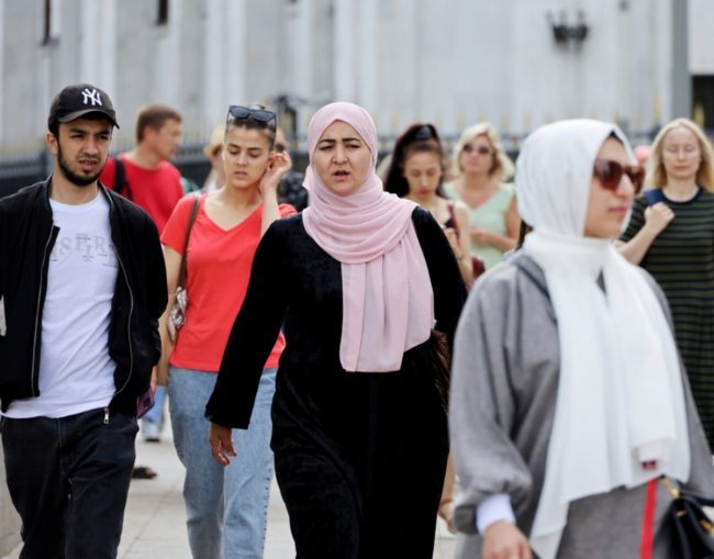 الوحدة القاتلة والعزوف عن الزواج.. لماذا تزايدت الوفيات بالجلطات بين الشباب العربي في أوروبا؟