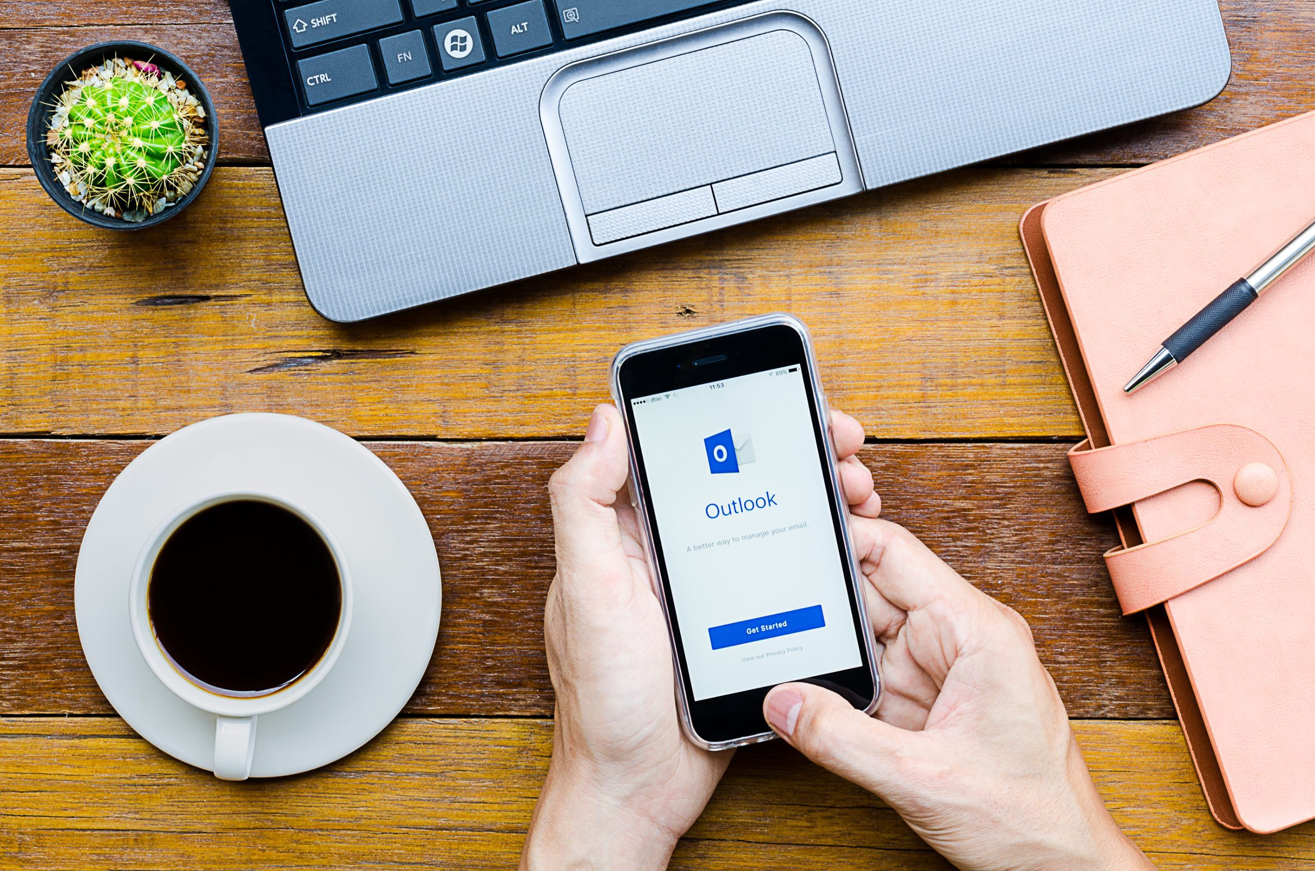 تريد مسح الإيميل بعد إرساله؟ نقدم لك طريقة استرجاع رسائل البريد الإلكتروني على Outlook - مصدر الصورة: Shutterstock