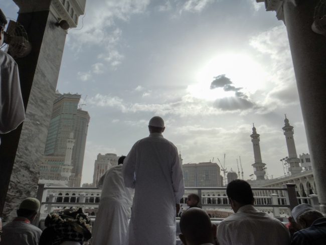 المعتمر العملاق! شاهد رجلاً طويل القامة يطوف بالكعبة ويلفت الأنظار