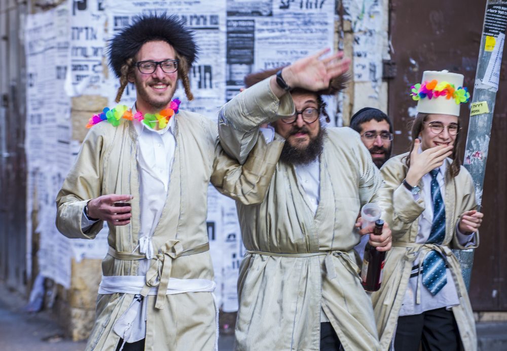 بالأصوات الصاخبة والأزياء العجيبة واحتلال شوارع القدس.. ما هو عيد المساخر عند اليهود؟