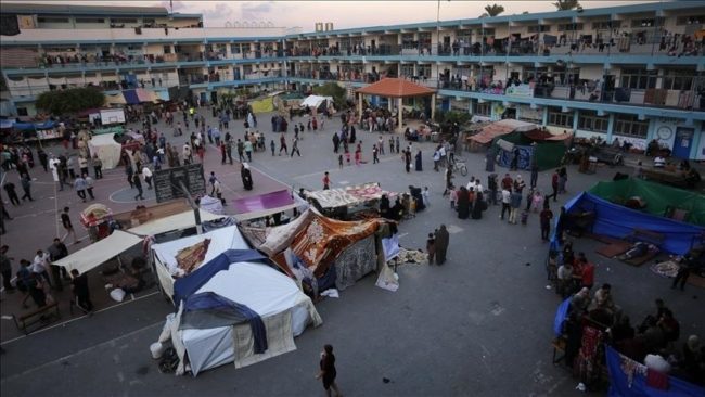 “مبادرة الصف التعليمي”.. معلمات ينشطن في تعليم الأطفال بمركز إيواء وسط قطاع غزة رغم العدوان