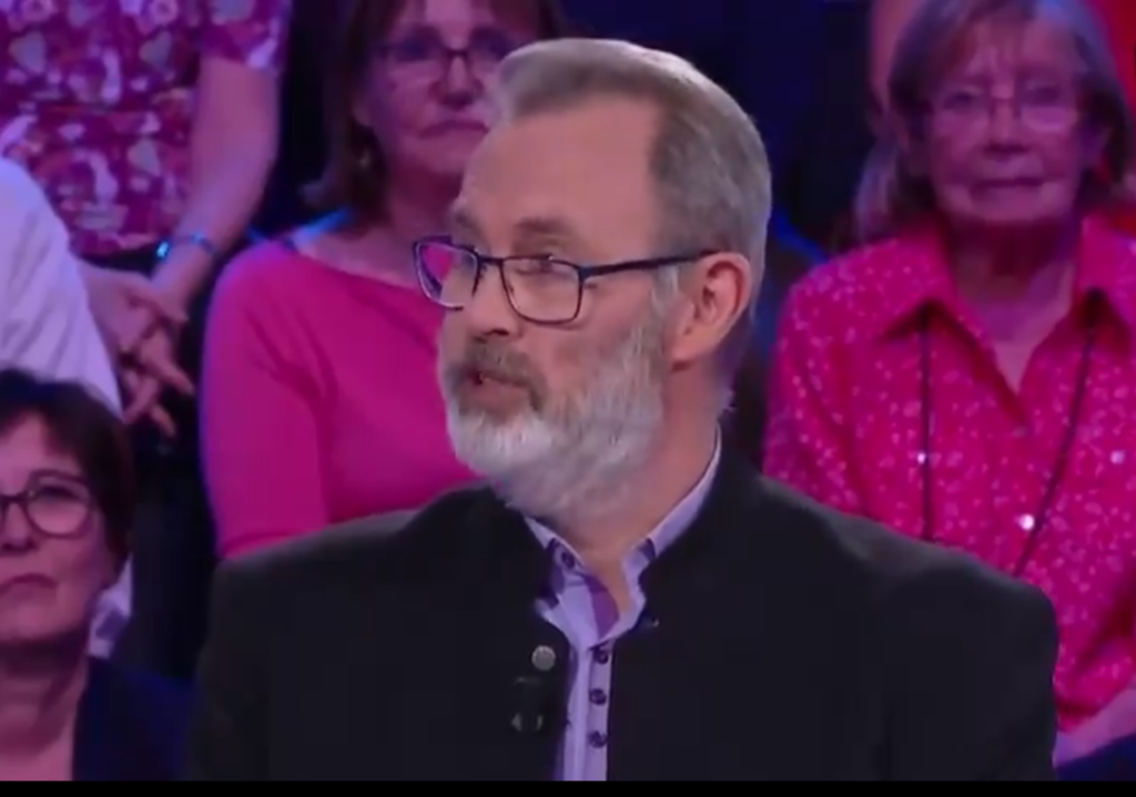 طاردته الشرطة لسنوات وكشفته مسابقة تلفزيونية