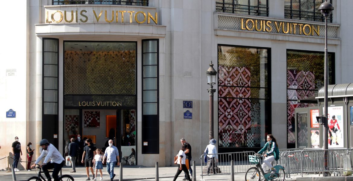 انتقادات للويس فويتون بسبب قميص بشعار البطيخ