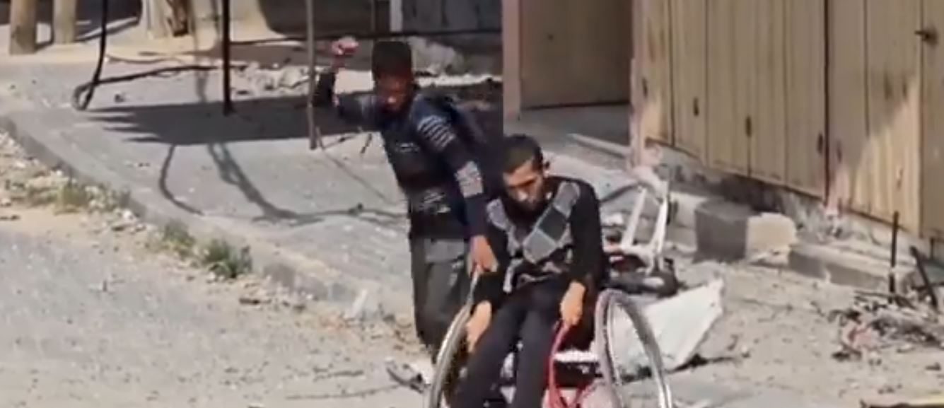 فيديو مؤلم لطفل في غزة يكافح لجرِّ شقيقه المقعد.. يقاوم بكل طاقته خلال نزوحهما هرباً من القصف 