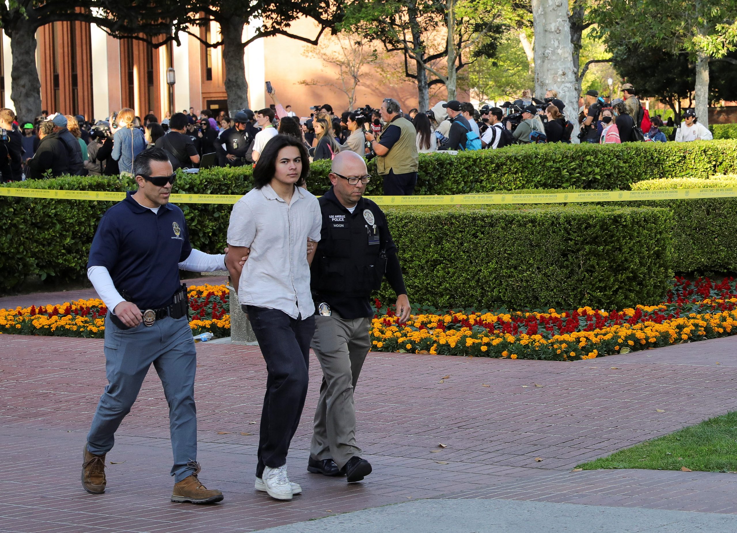 بعد مشاهد قمع الطلاب التي لا تُرى إلا بالدول المستبدة.. كيف غيرت حرب غزة أمريكا من الداخل؟