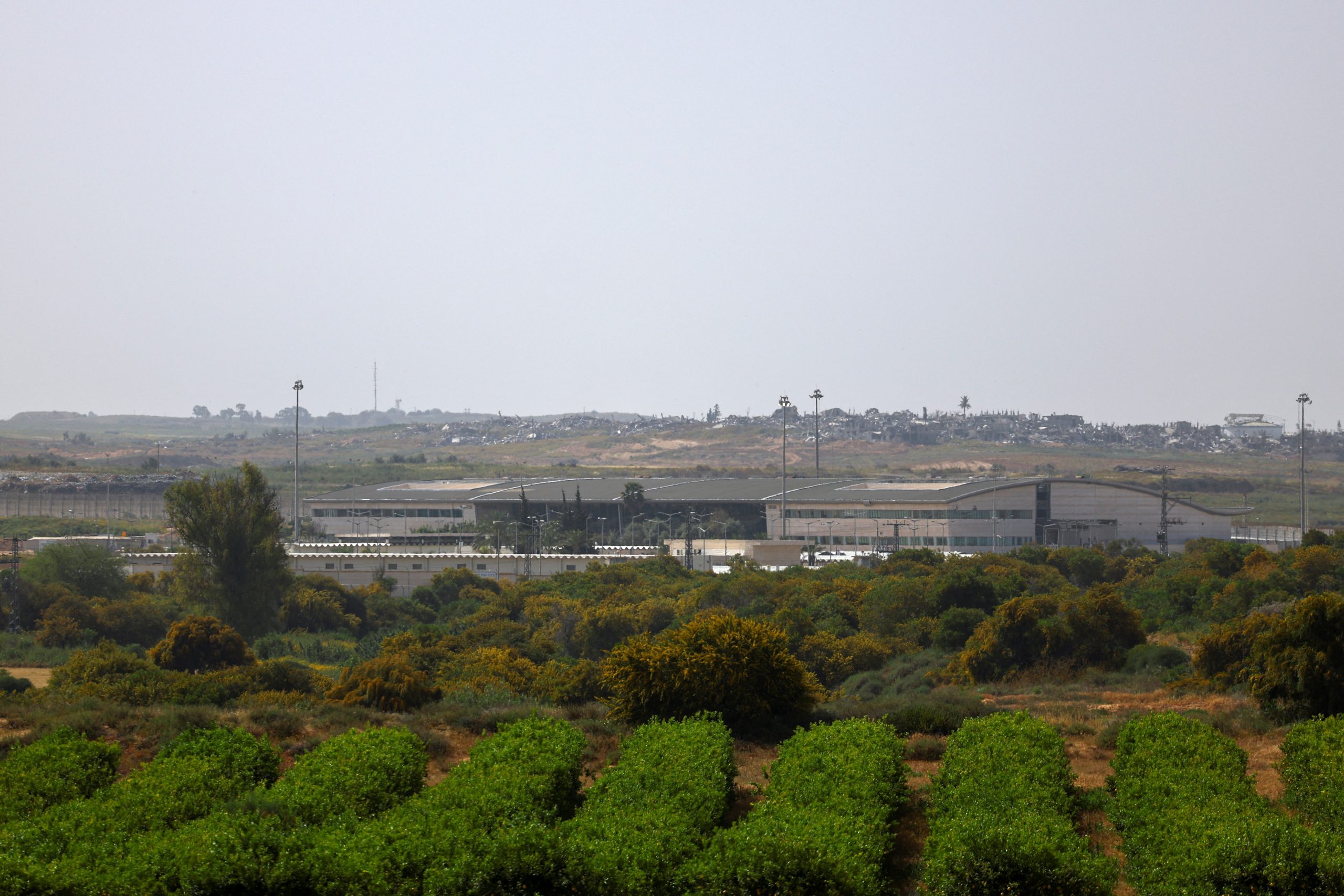 ما وراء موافقة إسرائيل على فتح معبر إيريز.. تخفيف الجوع بشمال غزة أم تمهيد لهجوم رفح المحتمل؟