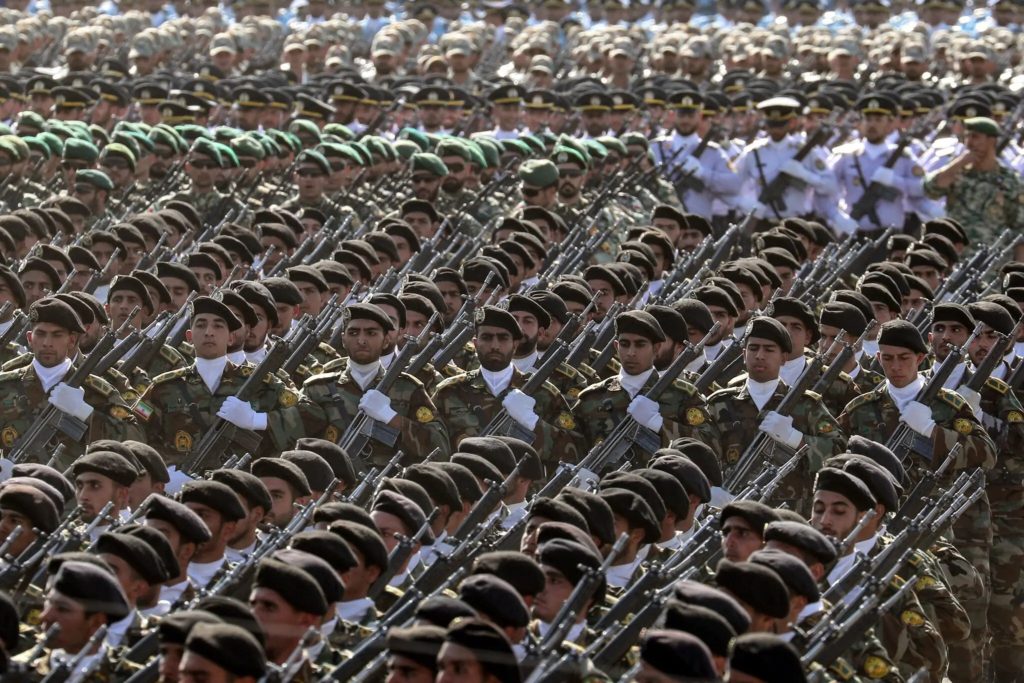 يعد الجيش الإيراني من بين أكبر القوات المسلحة في الشرق الأوسط، إذ يبلغ تعداده 580 ألف جندي وضابط، بالإضافة إلى 200 ألف جندي احتياط/ Getty Images