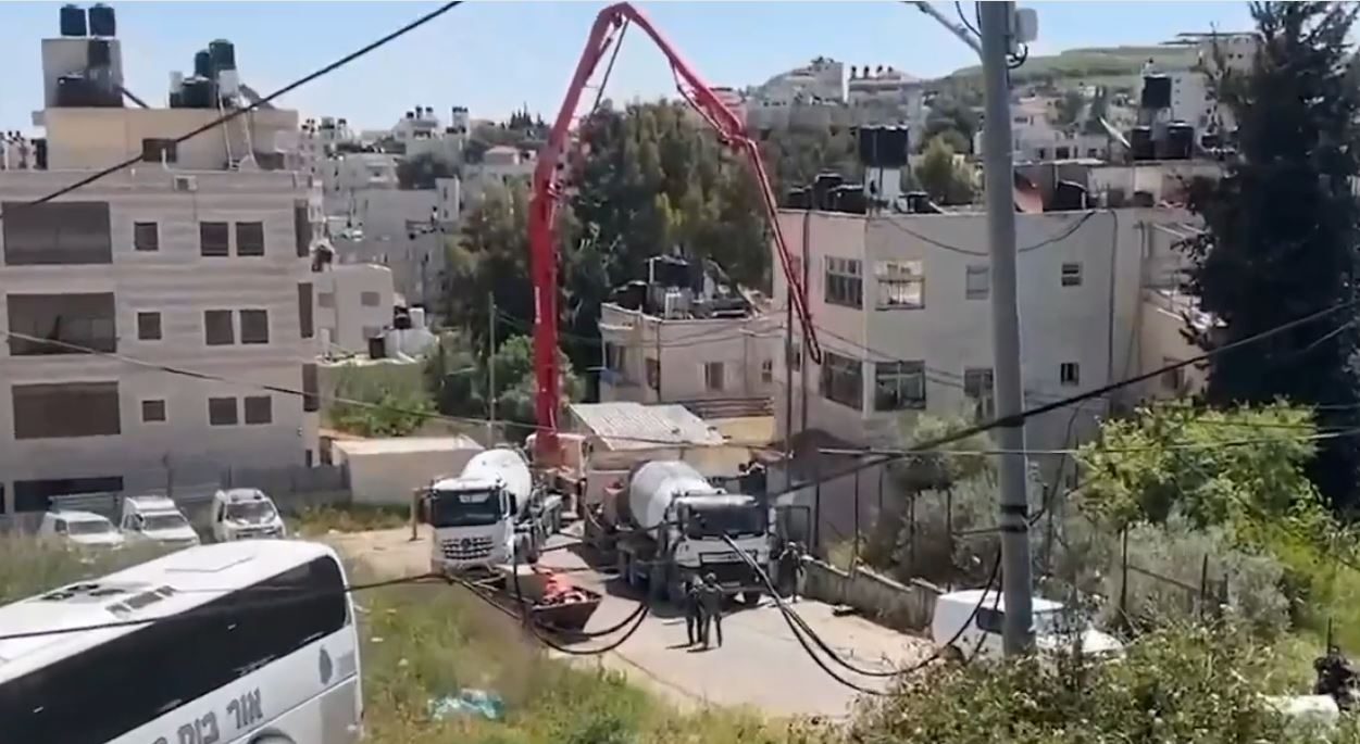 الاحتلال يغلق شقة الشهيد خالد المحتسب بالقدس.. جلب آليات لصب الأسمنت داخلها (فيديو)