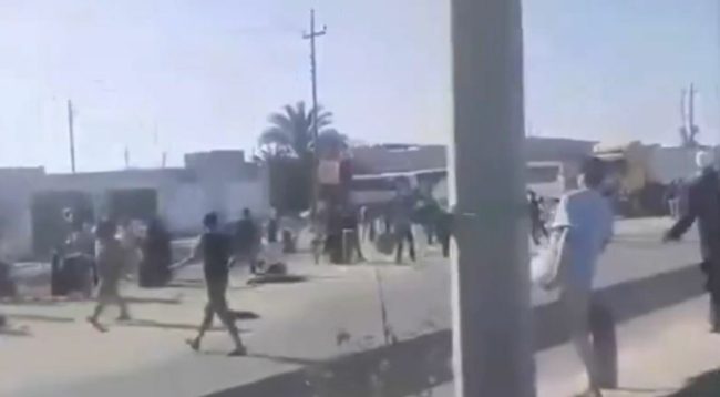 مقتل 6 تلاميذ على الأقل في حادثة سير مروعة بالعراق.. شاحنة كبيرة دهستهم أمام المدرسة (فيديو)