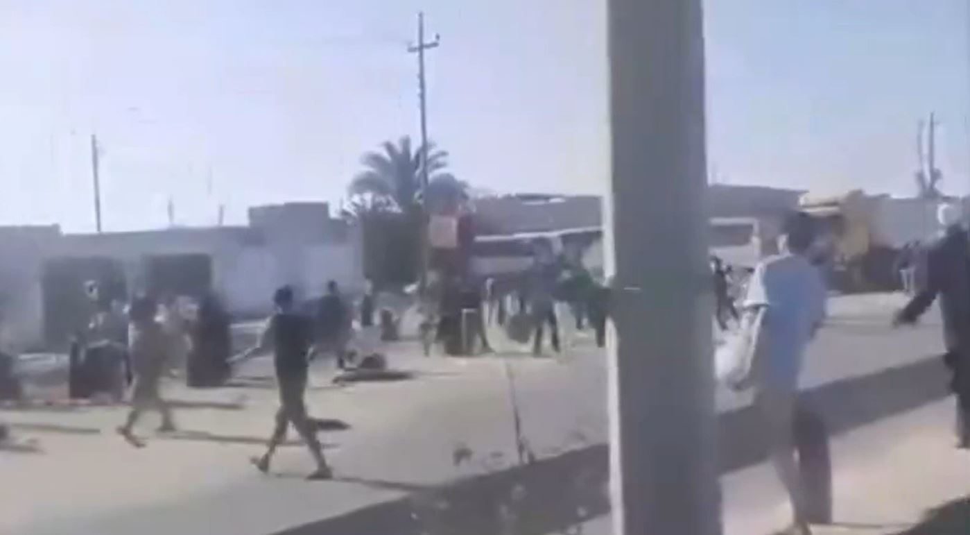 مقتل 6 تلاميذ على الأقل في حادثة سير مروعة بالعراق.. شاحنة كبيرة دهستهم أمام المدرسة (فيديو)