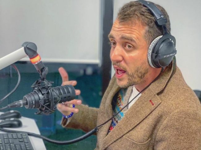 محكمة مغربية تدين الإعلامي الشهير “مومو” بـ4 أشهر سجناً نافذاً.. اتهم  بخلق “جريمة وهمية” وبثها على برنامجه الإذاعي 