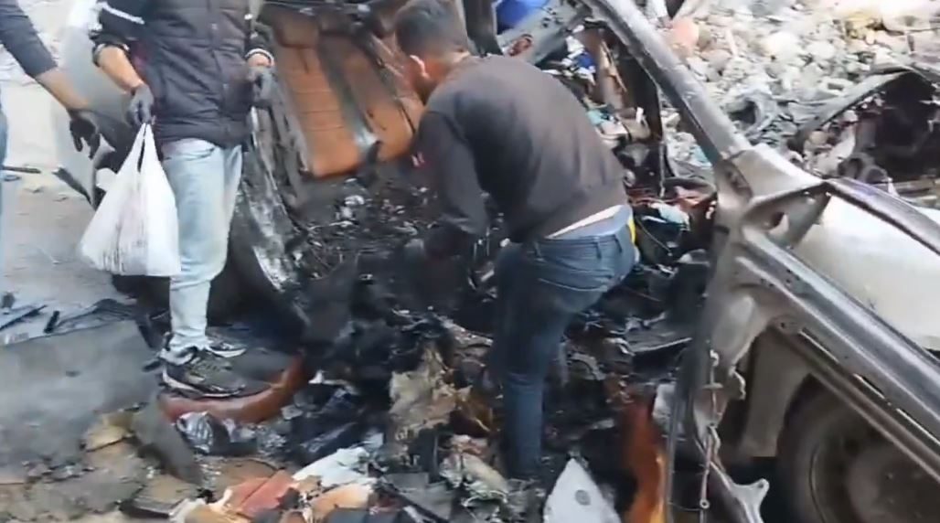 تحولت إلى هيكل حديدي.. فيديو لسيارة أبناء وأحفاد إسماعيل هنية التي استهدفها الاحتلال