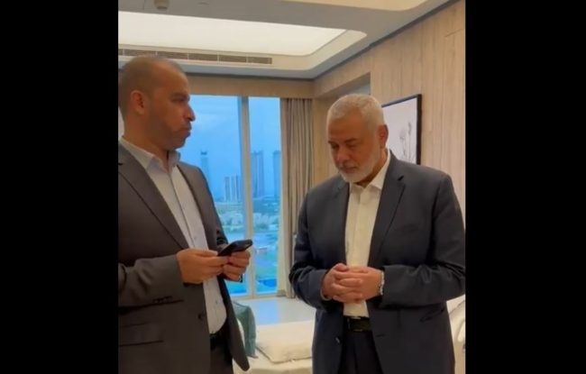 فيديو يوثق لحظة تلقي رئيس المكتب السياسي لحركة “حماس” خبر استشهاد 3 من أبنائه في غزة 