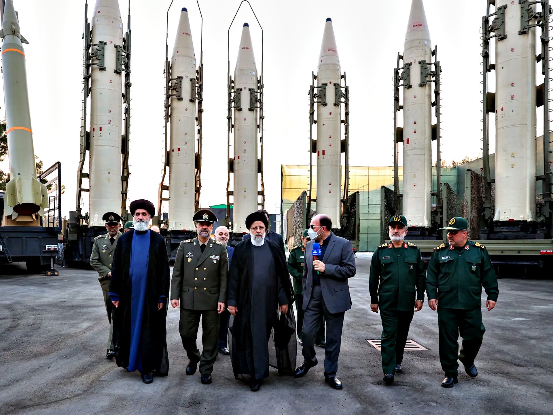 الرئيس الإيراني إبراهيم رئيسي في جولة عسكرية مع قادة الجيش وخلفهم نماذج من صواريخ باليستية، أغسطس 2023/ رويترز