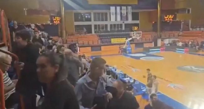 صواريخ “حزب الله” توقف مباراة كرة سلة في مستوطنة إسرائيلية.. فيديو للحظة هروب الجماهير واللاعبين (فيديو)
