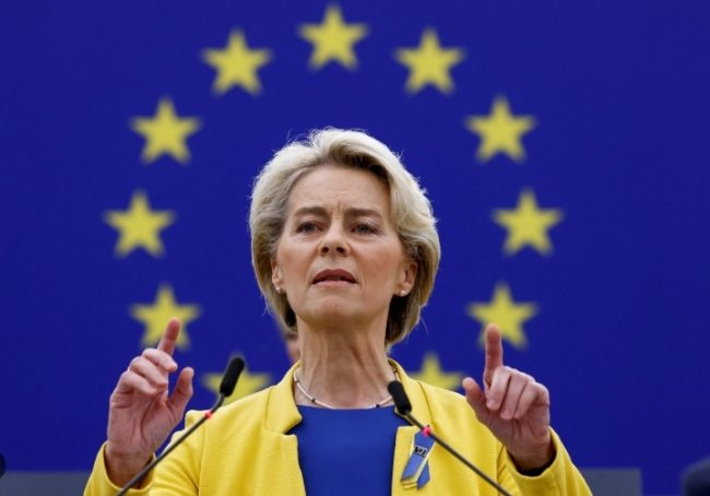 “أنتِ مجرمة حرب ويجب اعتقالك”.. صحفي يثور بوجه رئيسة المفوضية الأوروبية لدعمها حرب غزة (فيديو)