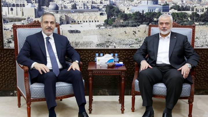 هاكان فيدان مع إسماعيل هنية/ الأناضول