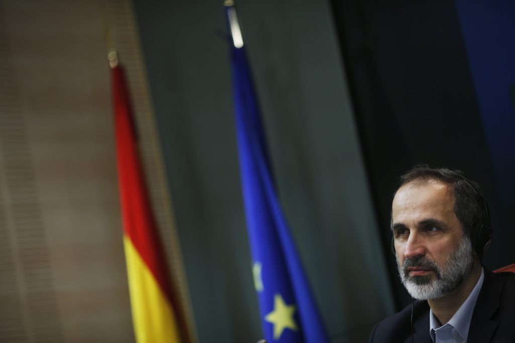 معاذ الخطيب يعلق على أزمة اللاجئين السوريين في لبنان