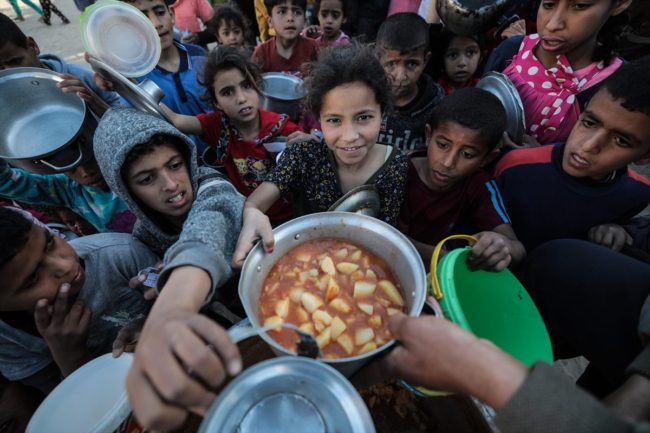“إذا نزل الدقيق في بطن جائع له نور كنور الشمس ساطع”.. عن غزة الجريحة وإطعام الطعام في رمضان