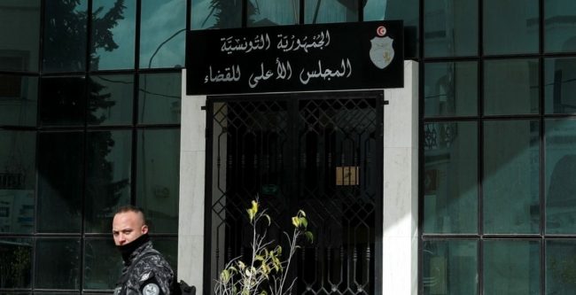 بينهم وزير عدل سابق.. توجيه اتهامات لـ8 معارضين في تونس بقضية “التآمر” تصل عقوبتها إلى الإعدام