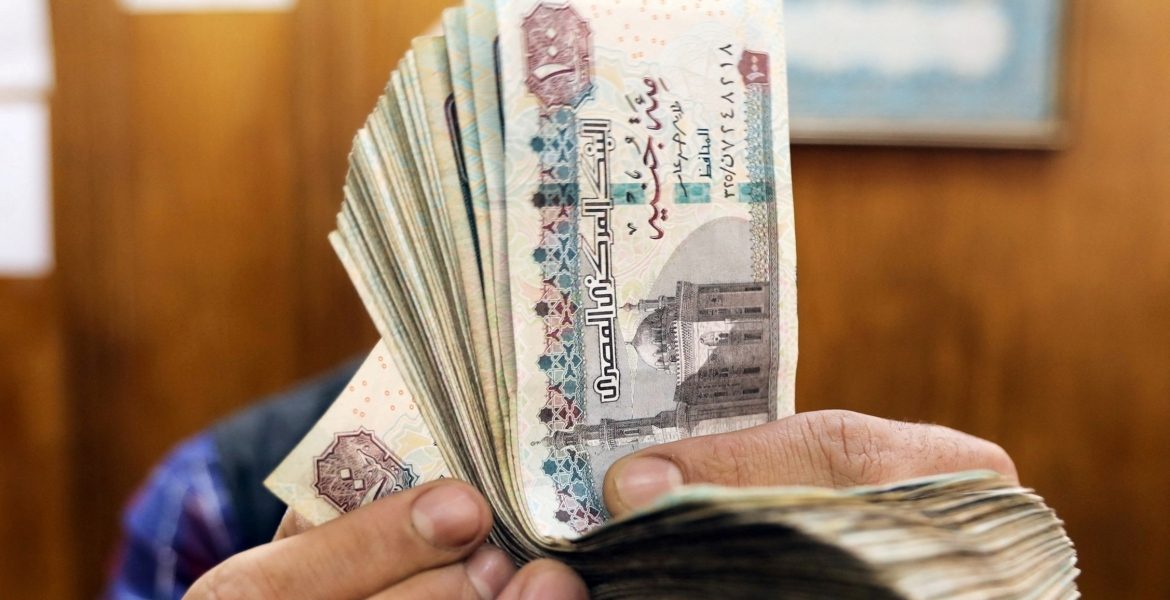 تأتي أزمة رفع السولار في مصر متزامنة مع ازمة الجنيه المصري - رويترز